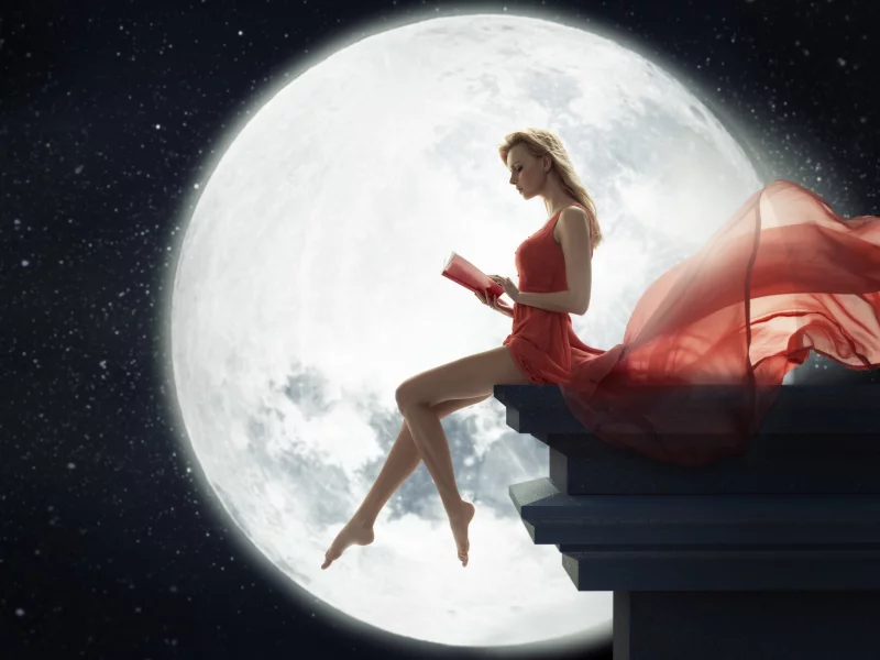 читает, блондинка, ножки, книга, луна, девушка, ночь, сидит, платье