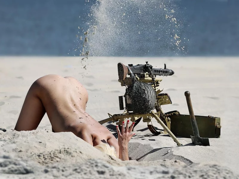 девушка, пулемет, окоп, копать, песок, girl, nu, smile, mg42, back, sand, wide, sun, summer, see, up, see