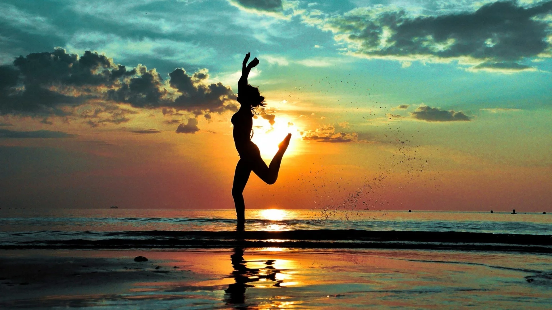 девушка, пляж, girl, jump, front, evening, floor, solar, dark, sea, wet, drop, lips, eyes, nice, sky, wide