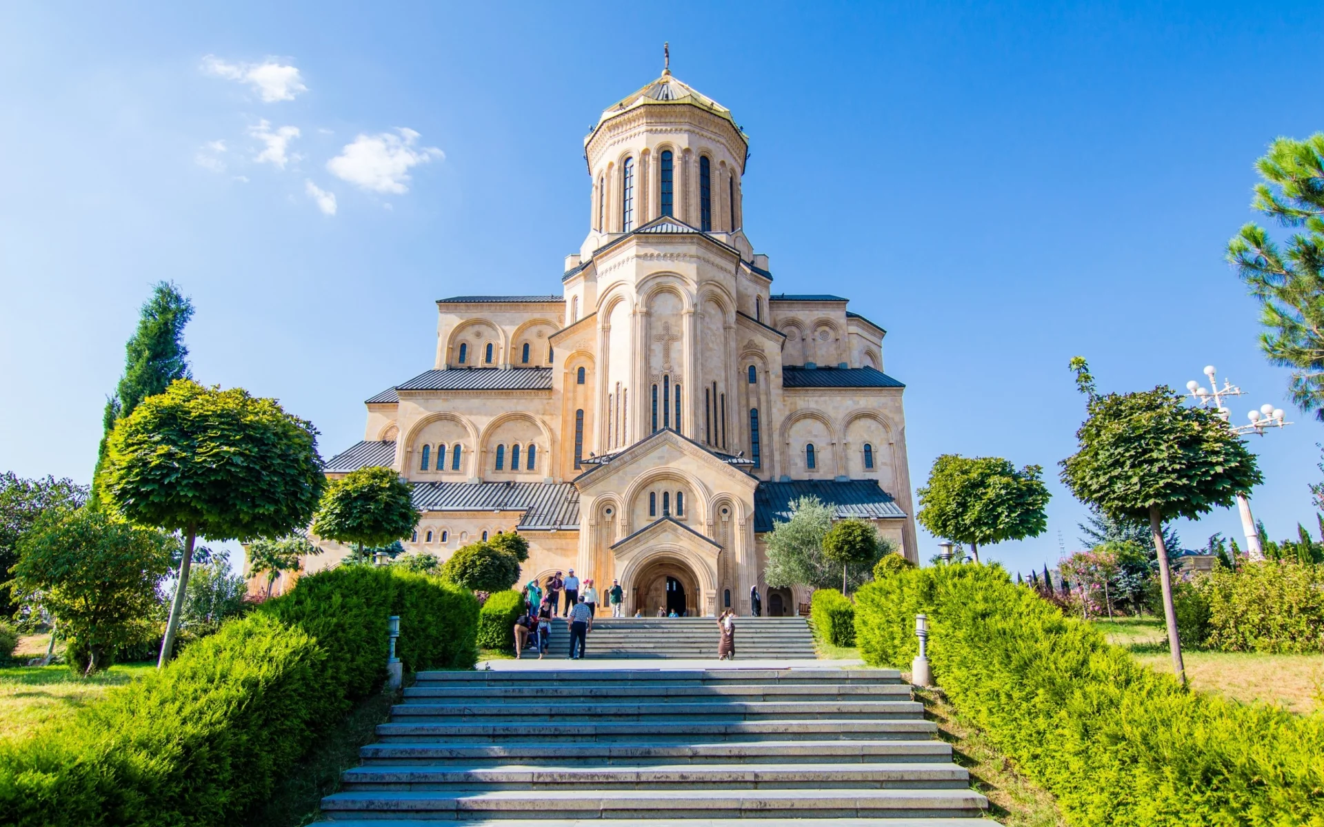 тбилиси, небо, солнце, зелень, ступени, храм, кусты