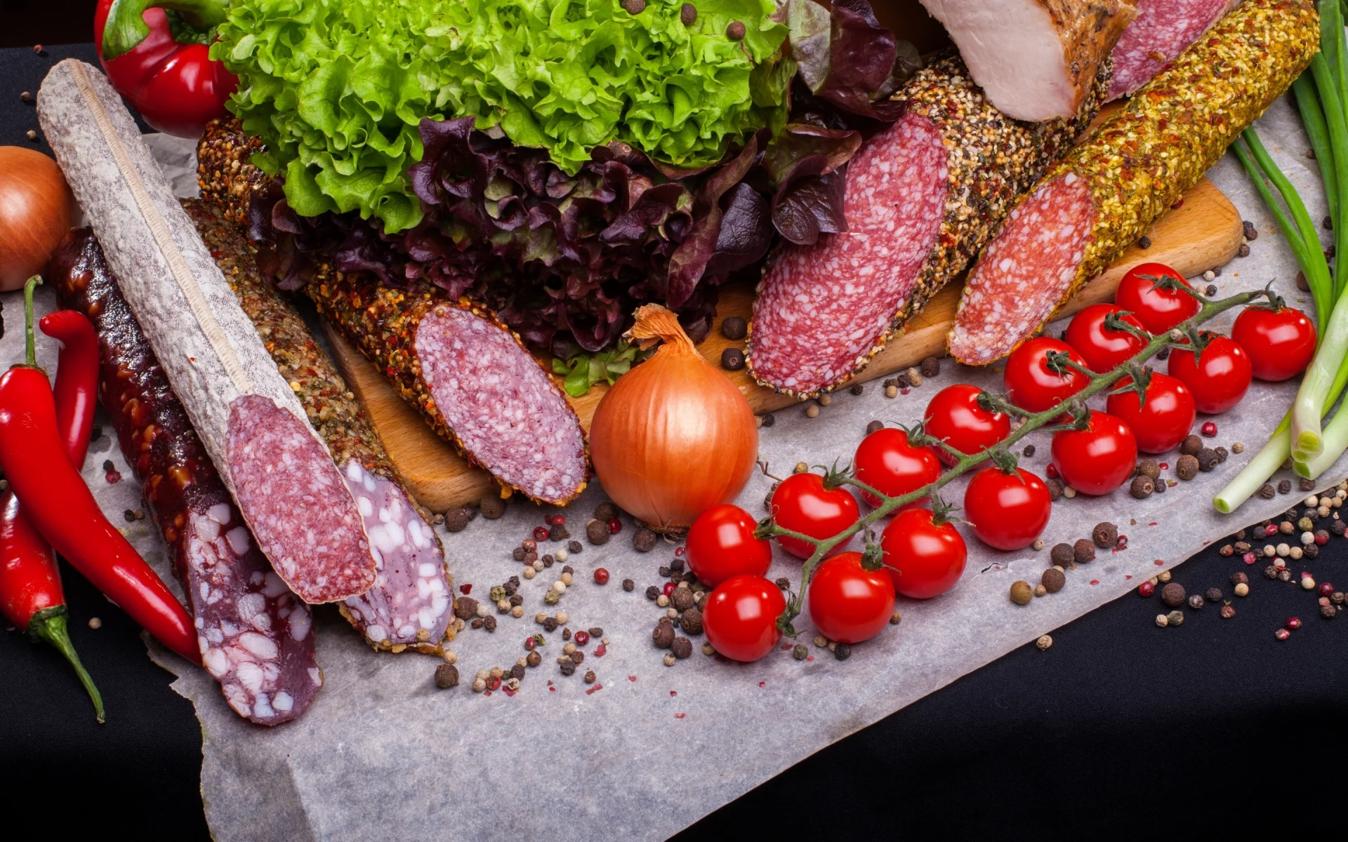 лук, спнции, колбаса, салат, tomatoes, sausage, овощи, доска, перец, помидоры, meat, vegetables