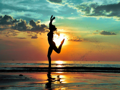 девушка, пляж, girl, jump, front, evening, floor, solar, dark, sea, wet, drop, lips, eyes, nice, sky, wide