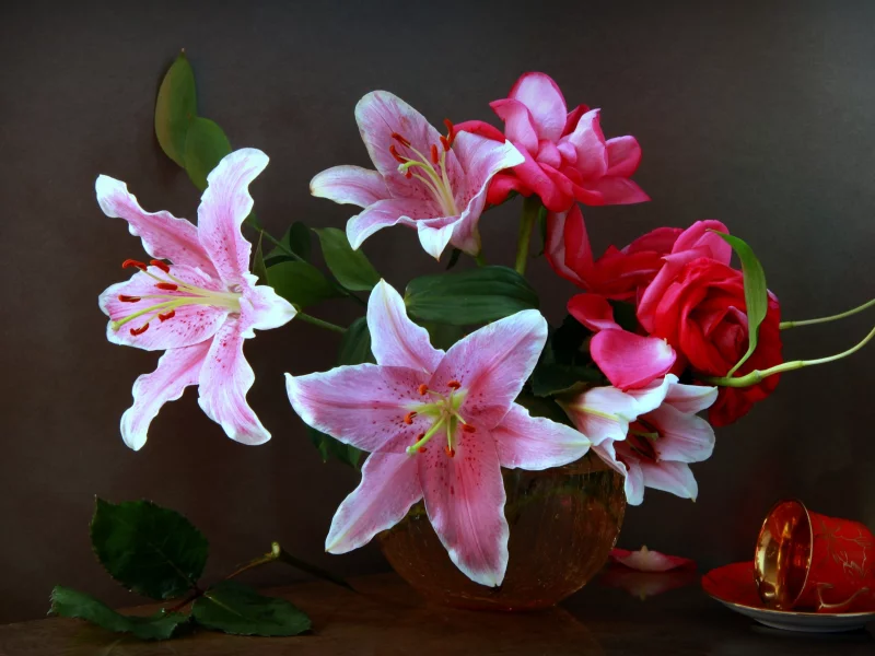 листья, розы, чашка, лилии, цветы, ваза
