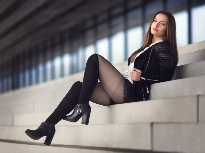 девушка, трибуна, girl, brunette, front, costume, black, stadium, sun, solar, white, see, lips, eyes, nice, sky, wide