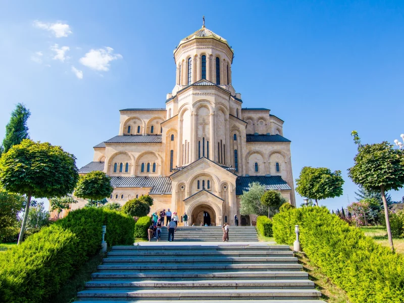 тбилиси, небо, солнце, зелень, ступени, храм, кусты