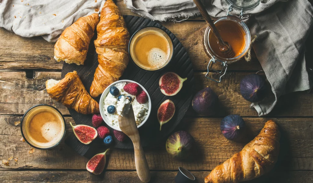 круассаны, ricotta, еда, бекон, сыр завтрак, фрукты, инжир