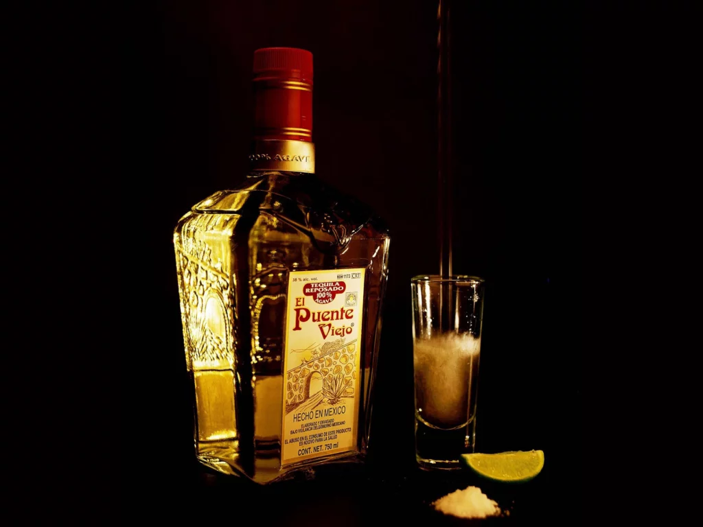 текила, лимон, соль, стол, комната, tequila, lemon, salt, table, old, room, nice, environment, wood, table, main, room, book, read, vine, nice, wide