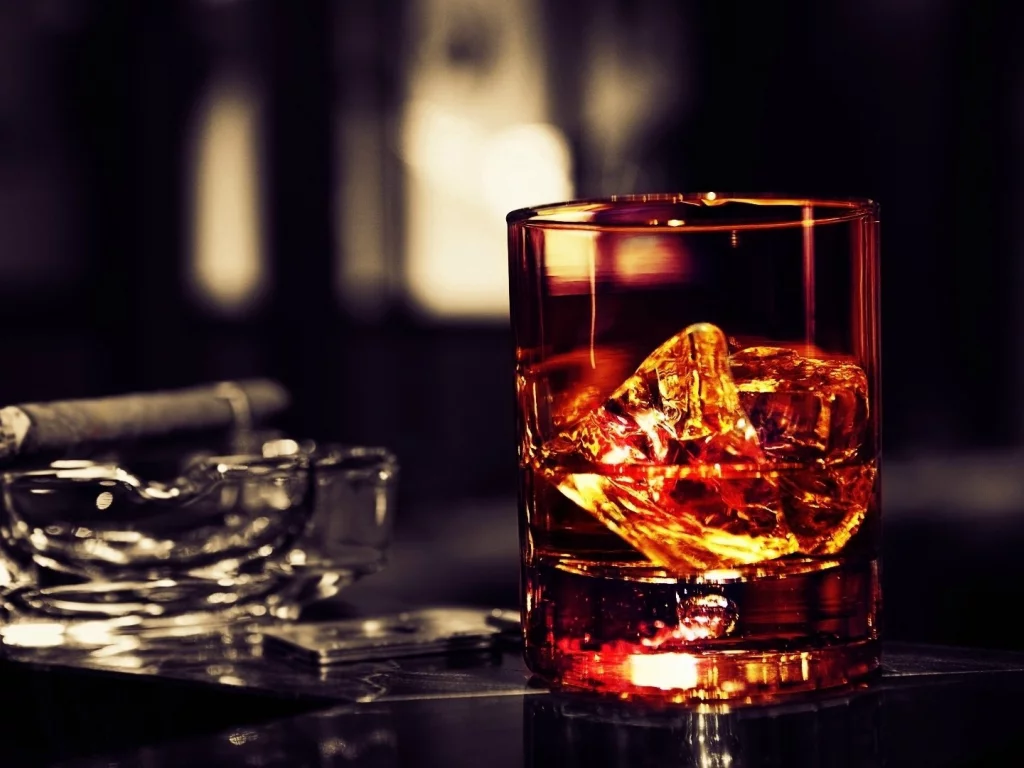 виски, стол, комната, whiskey, table, ice, old, room, dark, nice, environment, wood, table, main, room, book, read, vine, nice, wide