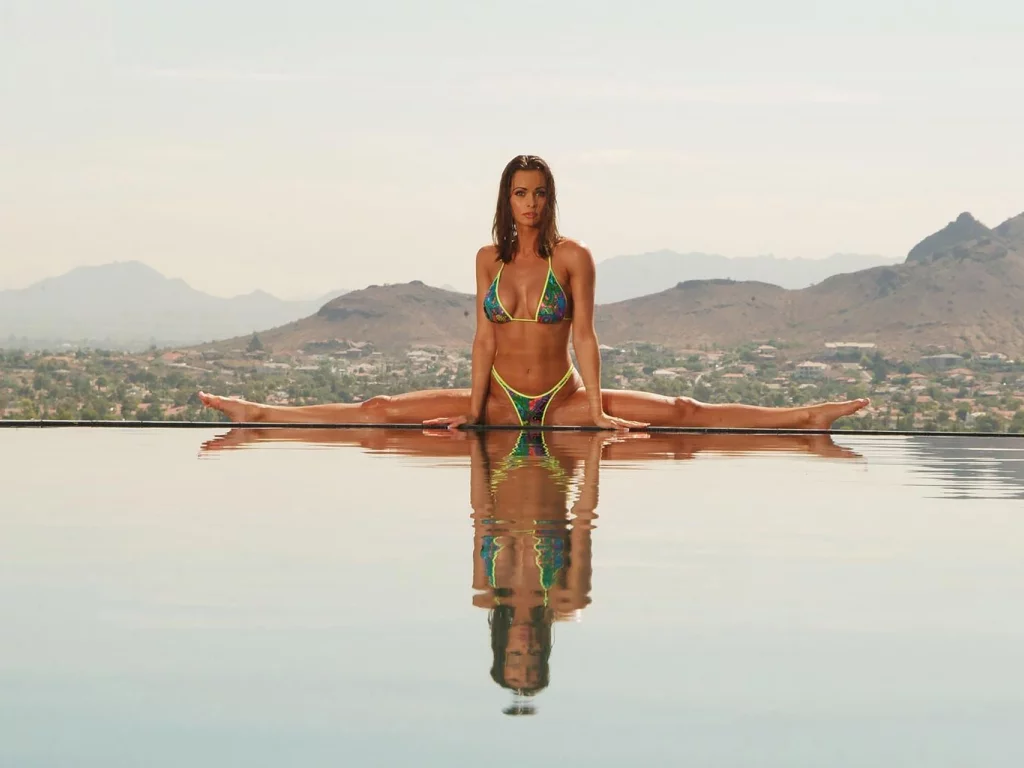 девушка, шпагат, спорт, girl, sport, splits, pool, bassein, swimsuit, front, star, solar, drop, lips, eyes, nice, sreet, sky, nice, wide