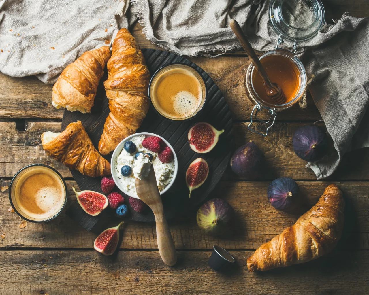 круассаны, ricotta, еда, бекон, сыр завтрак, фрукты, инжир