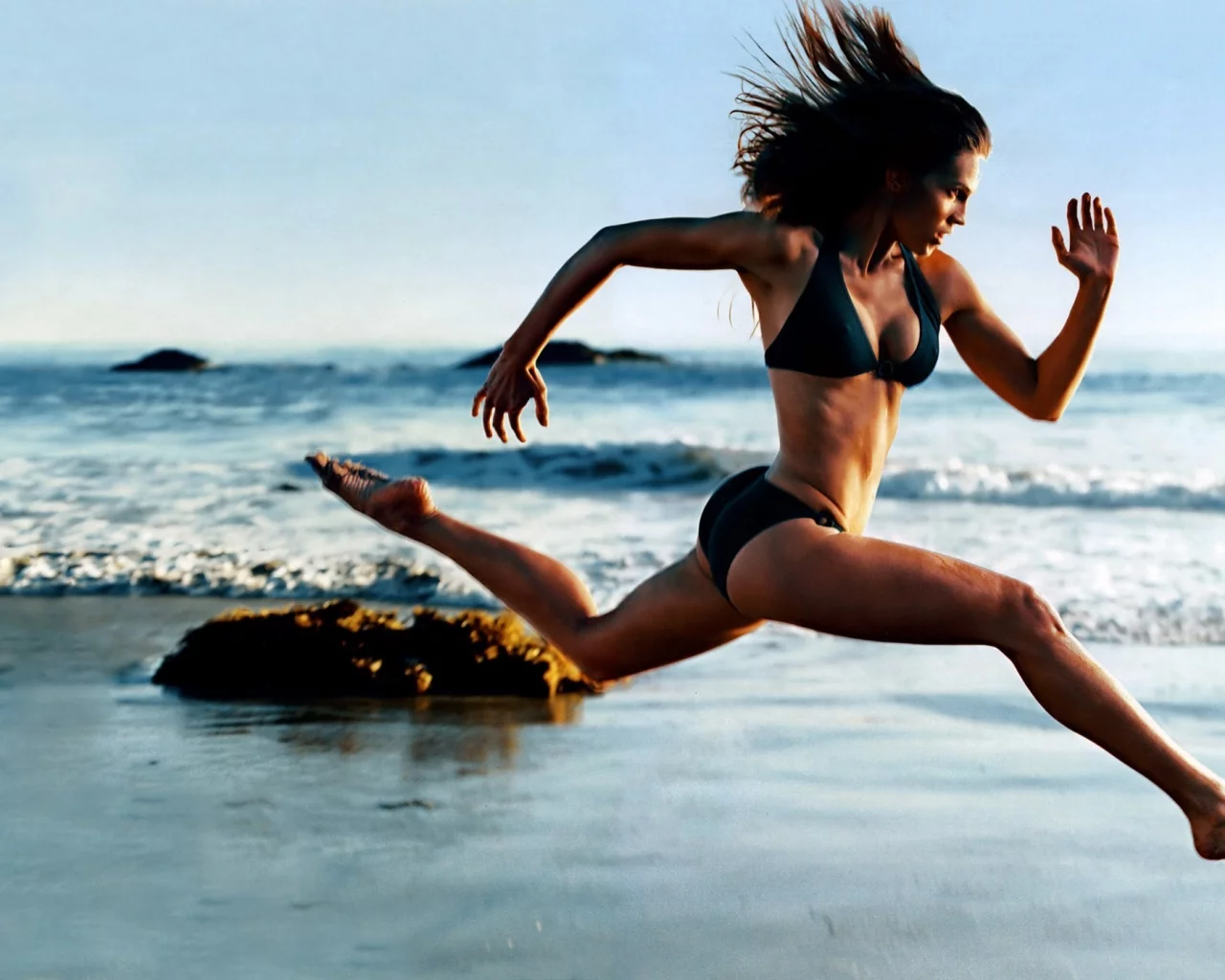 девушка, пляж, бег, girl, beach, swimsuit, front, fitness, running, fast, floor, solar, white, sea, wet, drop, lips, eyes, nice, sky, wide