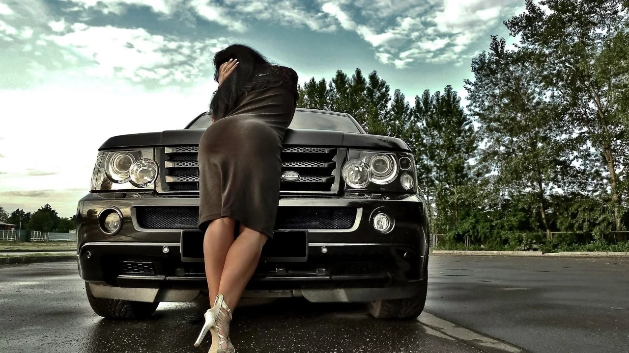 land rover, range rover sport, sexy, девушка, секси, брюнетка, попа, платье, вид сзади