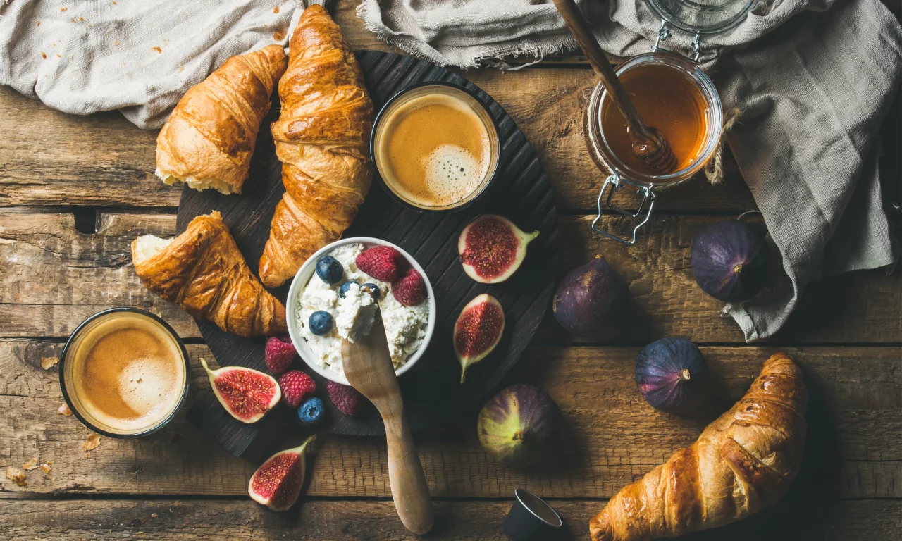 круассаны, ricotta, еда, бекон, сыр завтрак, фрукты, инжир