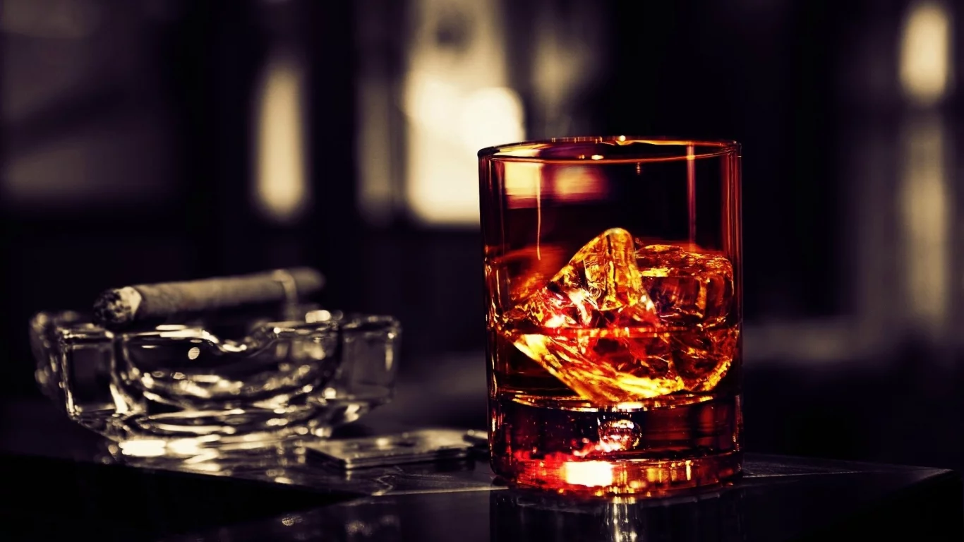 виски, стол, комната, whiskey, table, ice, old, room, dark, nice, environment, wood, table, main, room, book, read, vine, nice, wide