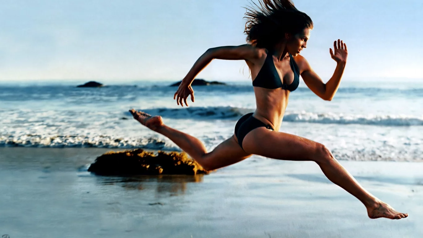 девушка, пляж, бег, girl, beach, swimsuit, front, fitness, running, fast, floor, solar, white, sea, wet, drop, lips, eyes, nice, sky, wide
