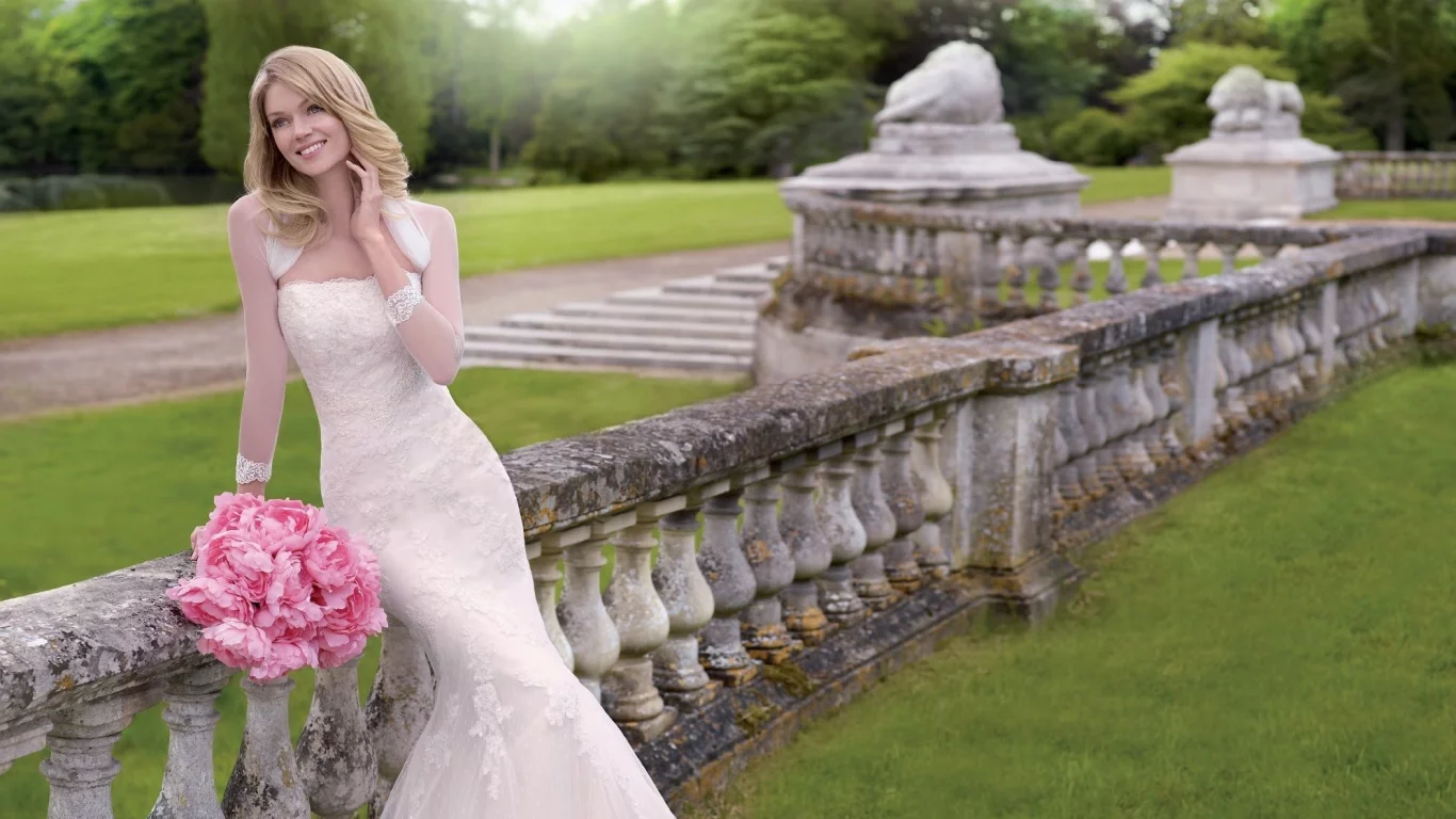 девушка, цветы, парк, girl, blonde, dress, white, flowers, roses, bouquets, pink, light, park, old, white, sun, see, sun, summer, nice, eyes, smile, wide
