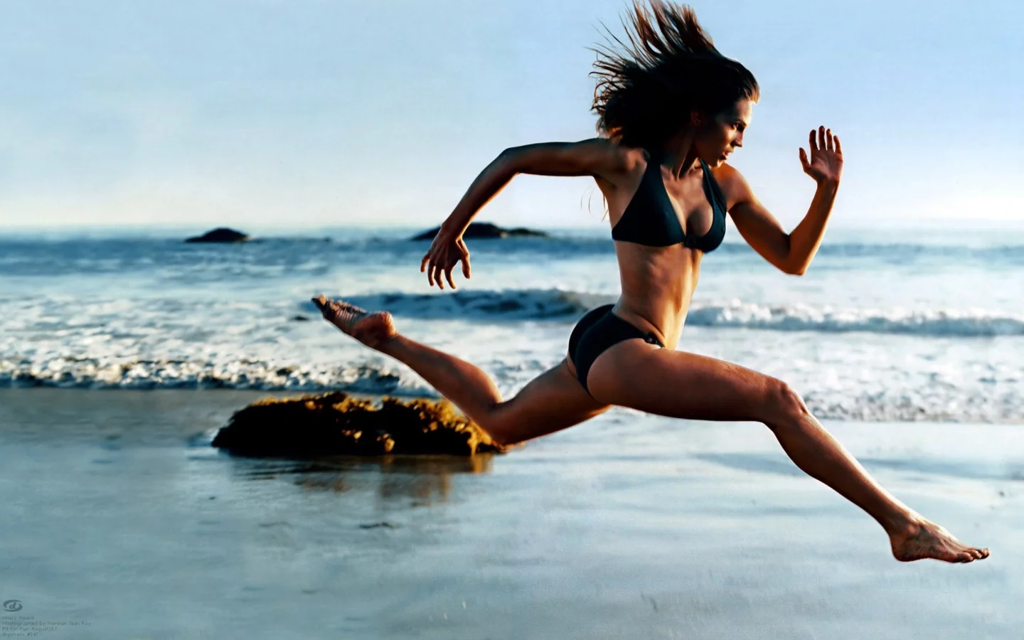 девушка, пляж, бег, girl, beach, swimsuit, front, fitness, running, fast, floor, solar, white, sea, wet, drop, lips, eyes, nice, sky, wide