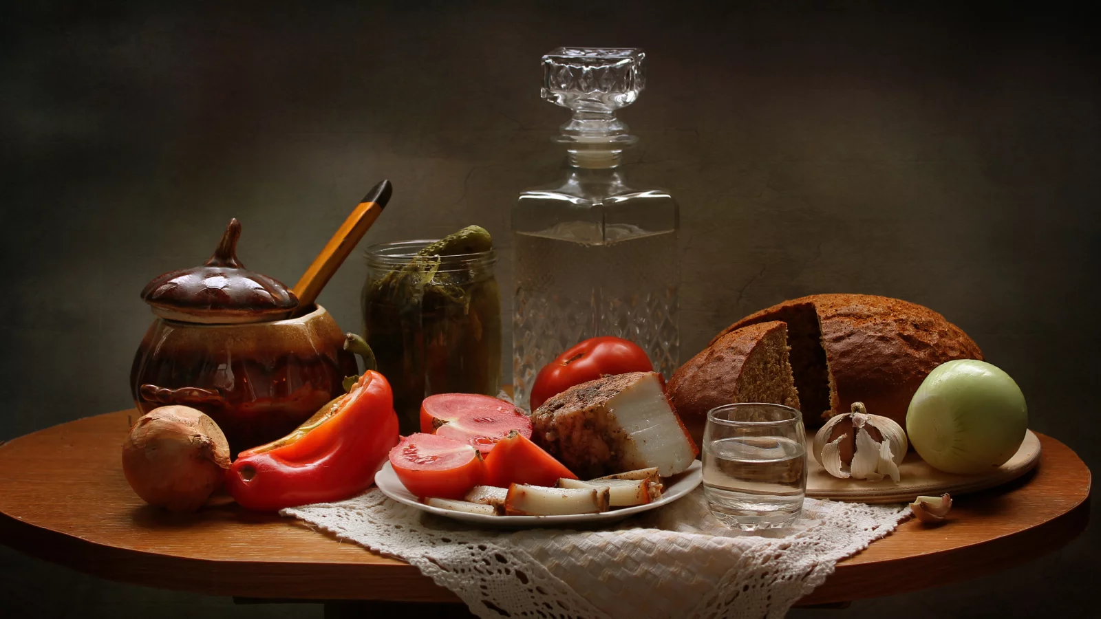 накрытый стол, водка, сало, хлеб, помидоры, лук, чеснок, vodka, lard, bread, tomatoes, onion, garlic, room, nice, environment, wood, table, main, room, read, vine, nice, see, wide