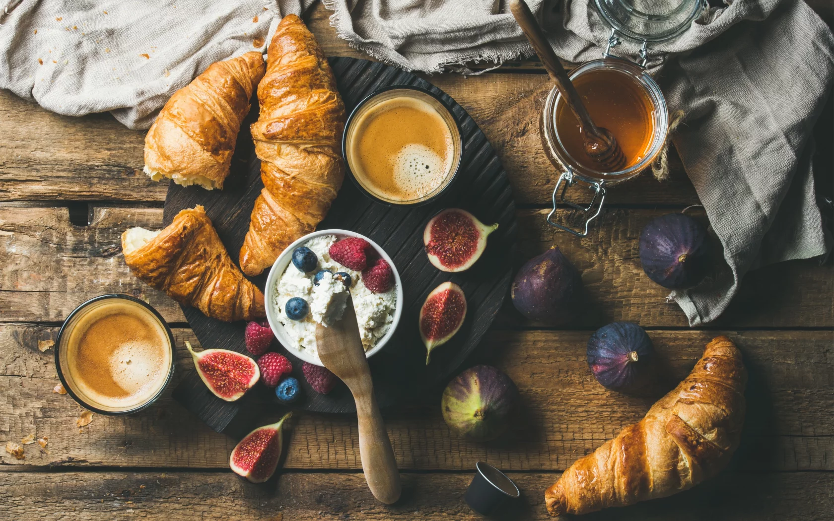 круассаны, ricotta, еда, бекон, сыр завтрак, фрукты, инжир