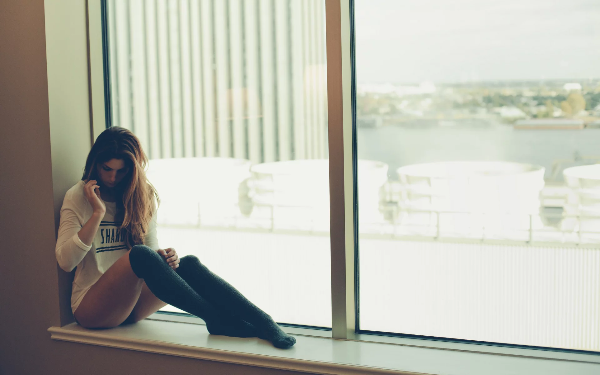 девушка, окно, комната, girl, window, room, brown, dress, short, white, front, windows, solar, dark, drop, lips, eyes, see, nice, sky, wide