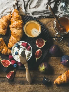 круассаны, ricotta, еда, бекон, сыр завтрак, фрукты, инжир