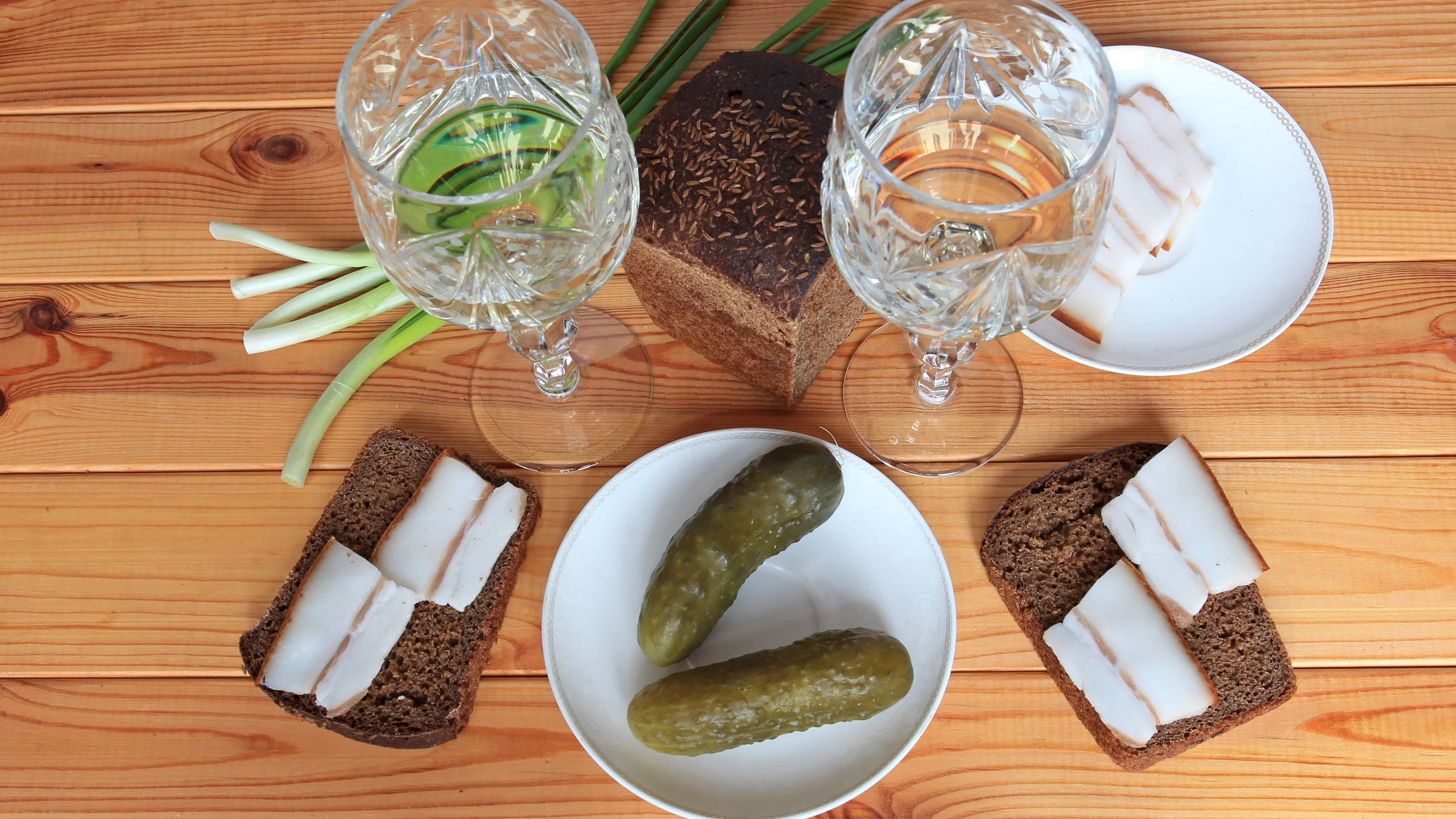 водка, сало, хлеб, лук, огурчики, vodka, lard, bread, pickles, onion, garlic, room, nice, environment, wood, table, main, room, read, vine, nice, see, wide