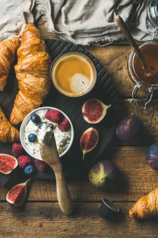 круассаны, ricotta, еда, бекон, сыр завтрак, фрукты, инжир