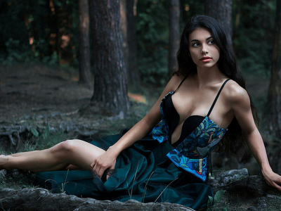девушка, сказка, синее платье, взгляд, брюнетка, волосы, ножки, красивая грудь, шикарное тело, принцесса, девушка в лесу