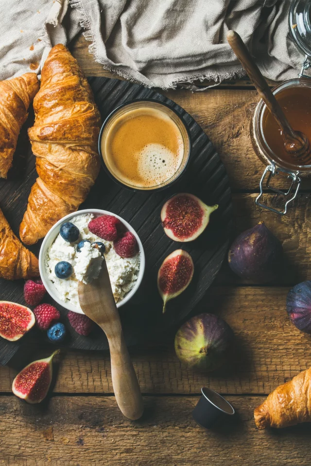 круассаны, ricotta, еда, бекон, сыр завтрак, фрукты, инжир