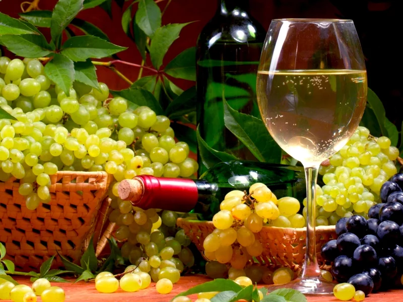 вино, белое, виноград, wine, white, grapes, diferent, drink, bar, room, wood, table, main, room, read, see, nice, wide