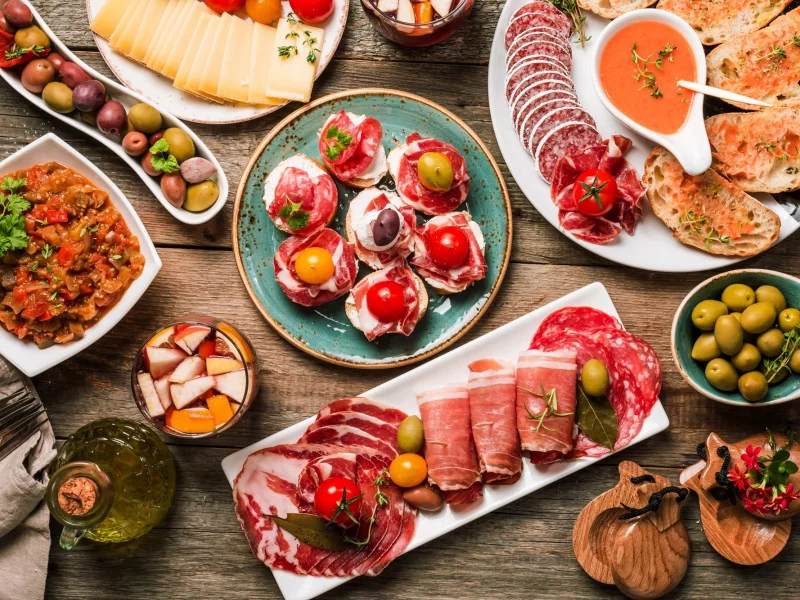 накрытый стол, мужской, завтрак, мясо, ветчина, сыр, колбаса, бекон, оливки, томат, male, breakfast, meat, ham, cheese, sausage, bacon, olives, tomato, room, environment, wood, table, main, room, read, vine, see, nice, wide