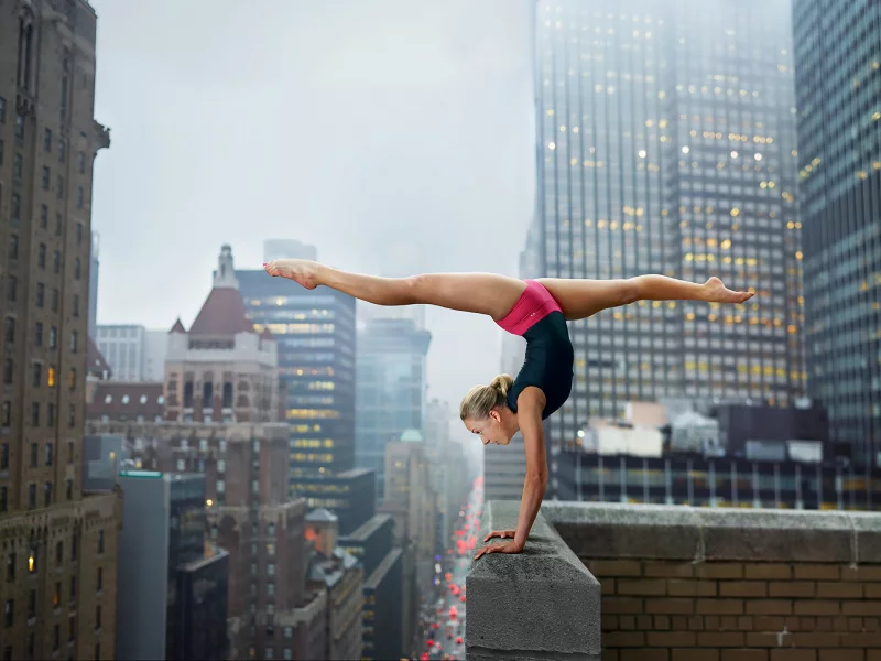 девушка, вертикальный шпагат, спорт, girl, sport, vertical standing splits, vertical, splits, dress, shorts, short, front, house, up, star, solar, drop, lips, eyes, nice, sreet, sky, nice, wide