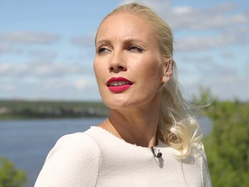 елена летучая, телеведущая, очаровательная блондинка, волосы, помада, красные губы, белая футболка, взгляд, красивые глаза