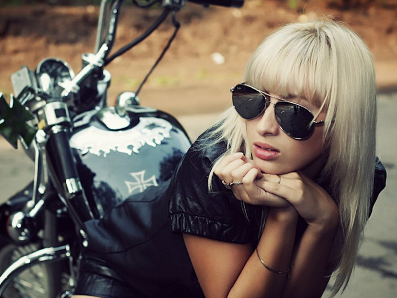 девушка, блондинка, грудь, ножкиочки, девушка и мотоцикл, модель и мотоцикл, кожашорты, кожаная куртка
