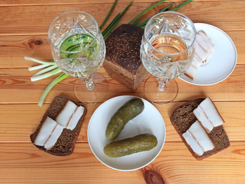 водка, сало, хлеб, лук, огурчики, vodka, lard, bread, pickles, onion, garlic, room, nice, environment, wood, table, main, room, read, vine, nice, see, wide