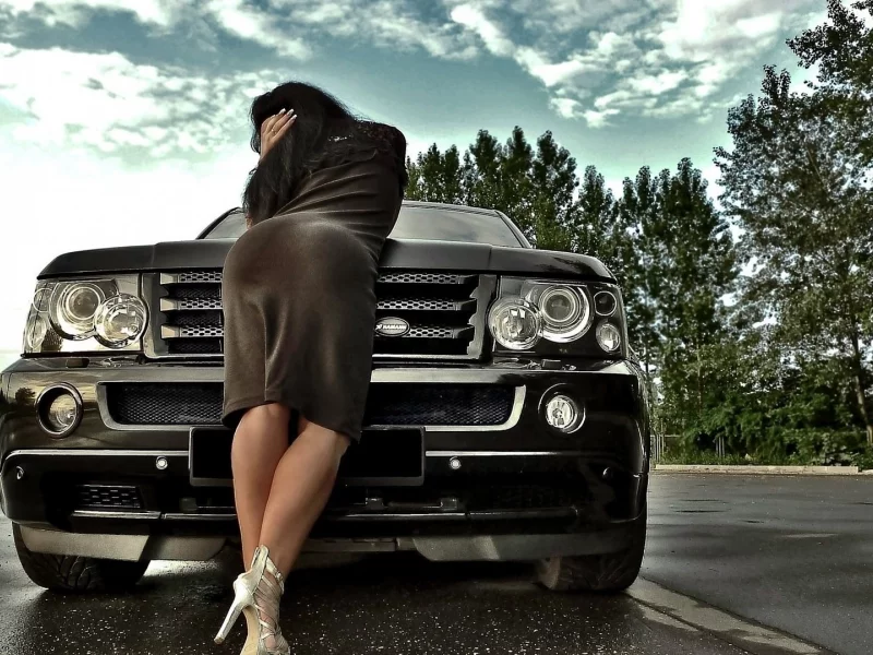 land rover, range rover sport, sexy, девушка, секси, брюнетка, попа, платье, вид сзади