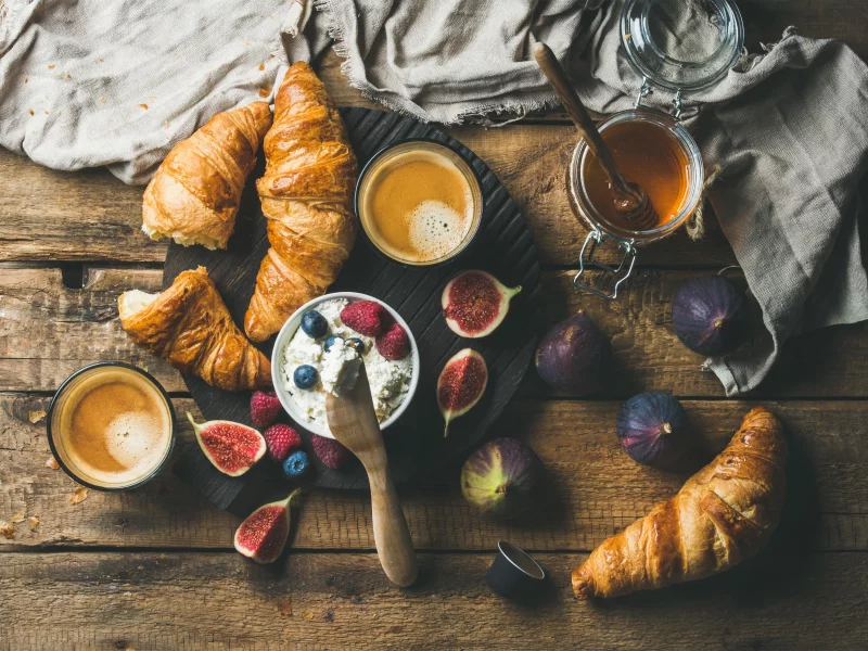 круассаны, ricotta, еда, бекон, сыр завтрак, фрукты, инжир