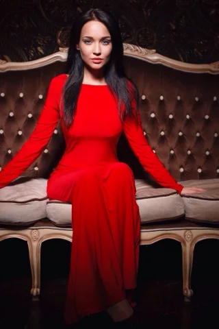 девушка, платье, диван, girl, sofa, brunette, front, red, dress, long, room, black, solar, white, see, lips, eyes, dark, nice, wide
