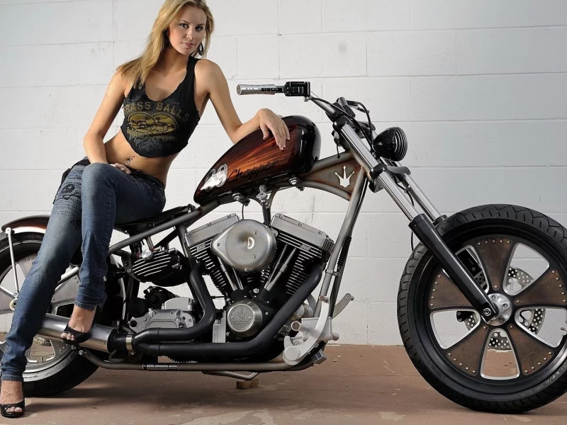 мотоцикл, чоппер, девушка, motorcycle, chopper, v4, girl, blonde, jeans, black, motorbike, customs, custom, bike, see, sun, darkness, light, room, see, wide