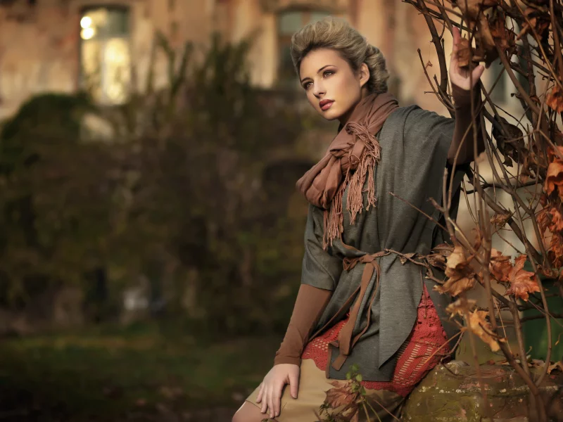 девушка, улица, girl, street, blonde, front, grey, dress, lohg, trees, sun, solar, white, light, see, lips, eyes, nice, wide