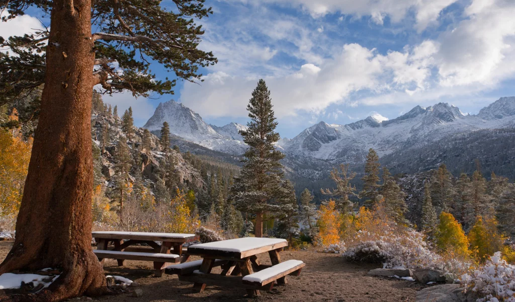 горы, снег, скамейка, snow, mountains, bench, trees, nature, sky, clouds, winter, atumn, fall, sky, clouds, forest, see, nice, wide