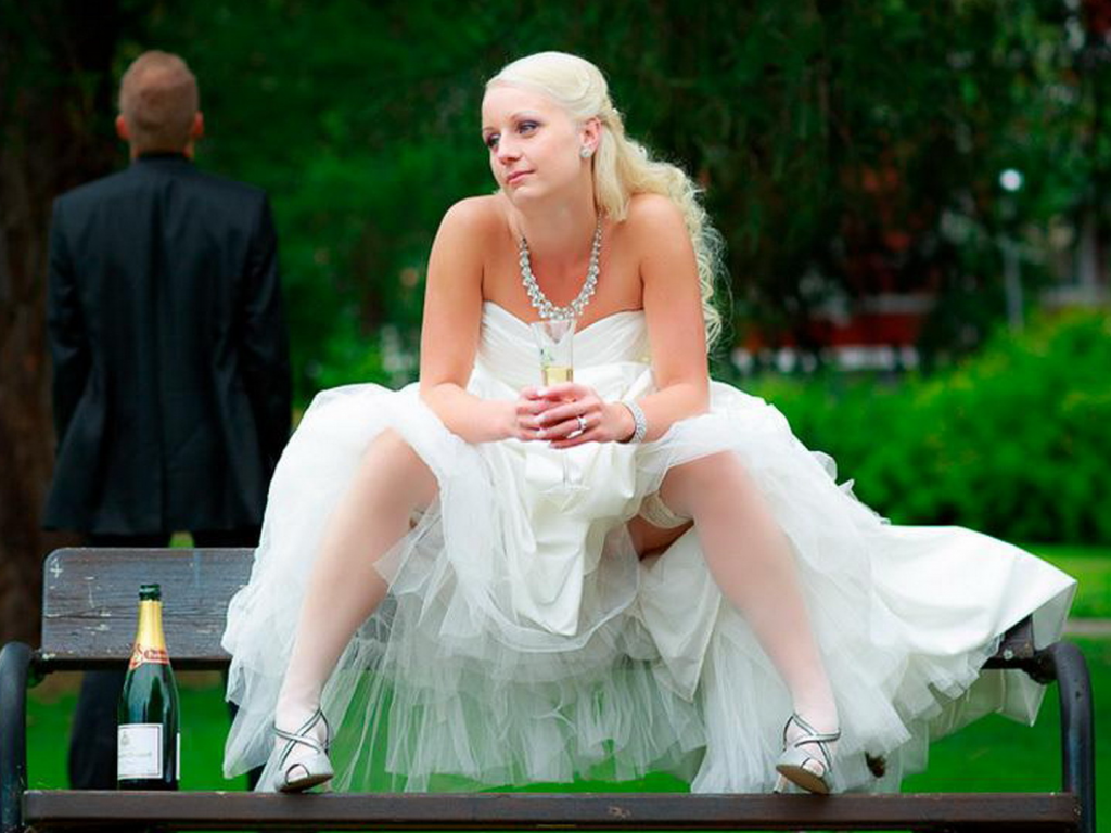 девушка невеста, белое платье, белые чулки, ножки, грудь, голые плечи, раздвинула ножки, свадебное платье, блондинка, свадьба