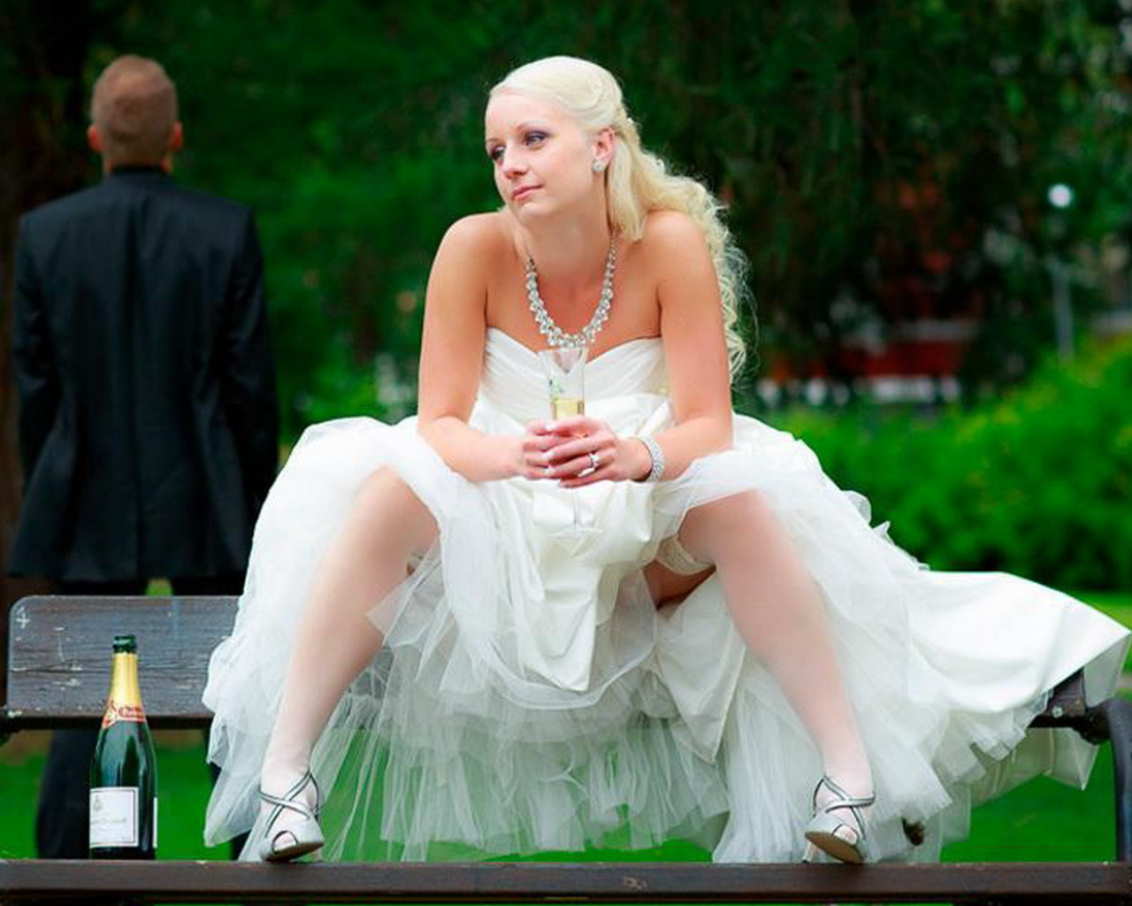 девушка невеста, белое платье, белые чулки, ножки, грудь, голые плечи, раздвинула ножки, свадебное платье, блондинка, свадьба