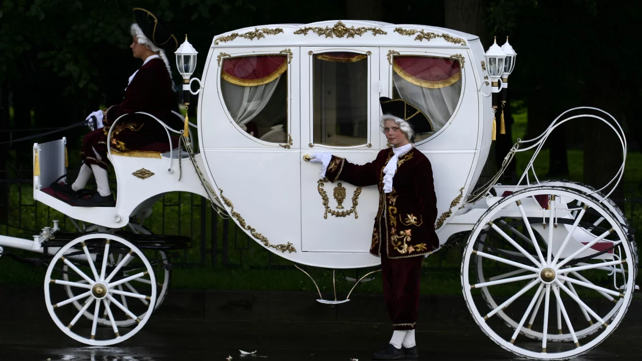 карета, карета подана, белая, лакей, кучер, четыре лошадиные силы, 18 век, coach, carriage, white, footman, coachman, four horses, 18th century, power, nice, see, wide