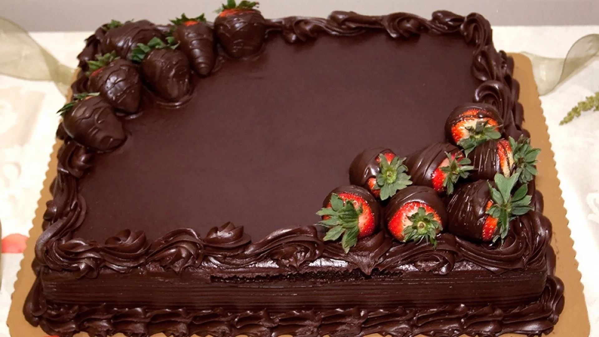 торт, тортик, шоколадный, клубника в шоколаде, cake, cakes, chocolate covered strawberries, chocolate, strawberries, color, brown, nice, environment, white, table, main, read, vine, see, nice, wide
