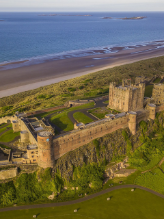замок, англия, bamburgh, castle, northumberland, england, bamburgh castle in northumberland, nature, landscapes, light, see, up, front, sun, day, nice, wide