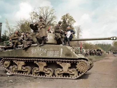 танкисты, танк, шерман, м4а2, 75мм, 1944, tankers, ww2, tank, sherman, m4a2, 75mm, armor, armored, military, weapon, weapons, gun, see, city, eyes, photocolorization, sky, wide