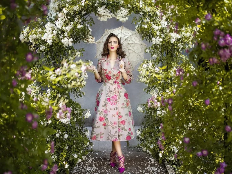 девушка, зонт, сад, цветы, girl, umbrella, garden, brunettе, dress, color, flowers, day, sun, summer, see, eyes, nice, wide
