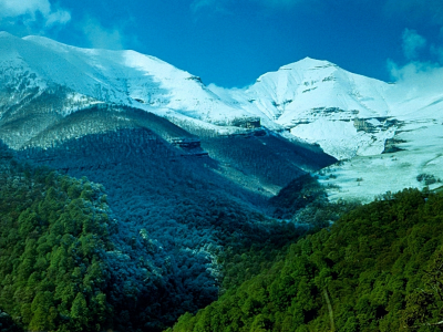 кавказ, вершина ак кая, 3359 м, лето, буковый лес в снегу