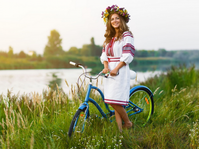 девушка, русская девушка, природа, шикарная фигура, грудь, ножки, девушка и велосипед, платье